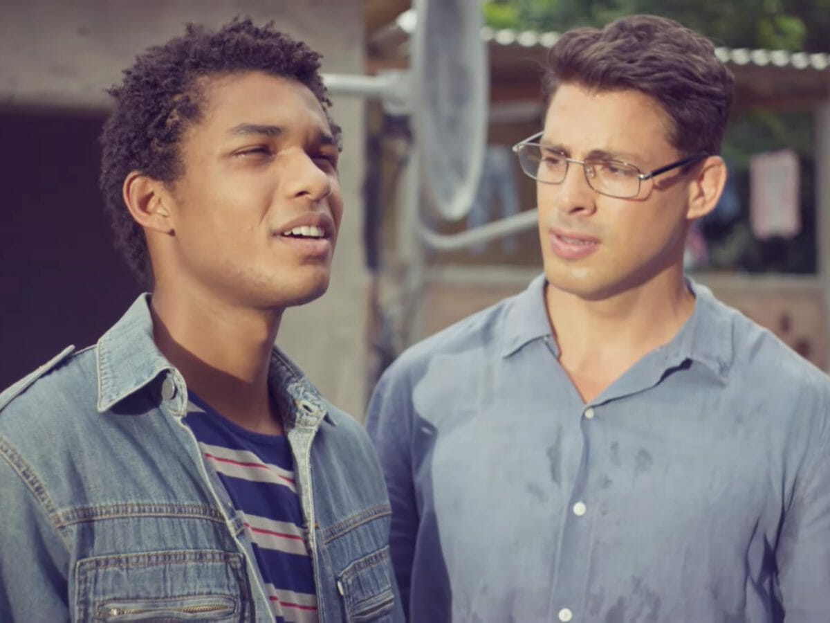 Ravi (Juan Paiva) e Christian (Cauã Reymond) em Um Lugar ao Sol (Reprodução/Globo)