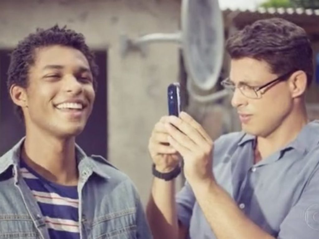 Ravi (Juan Paiva) e Christian (Cauã Reymond) em Um Lugar ao Sol (Reprodução/Globo)
