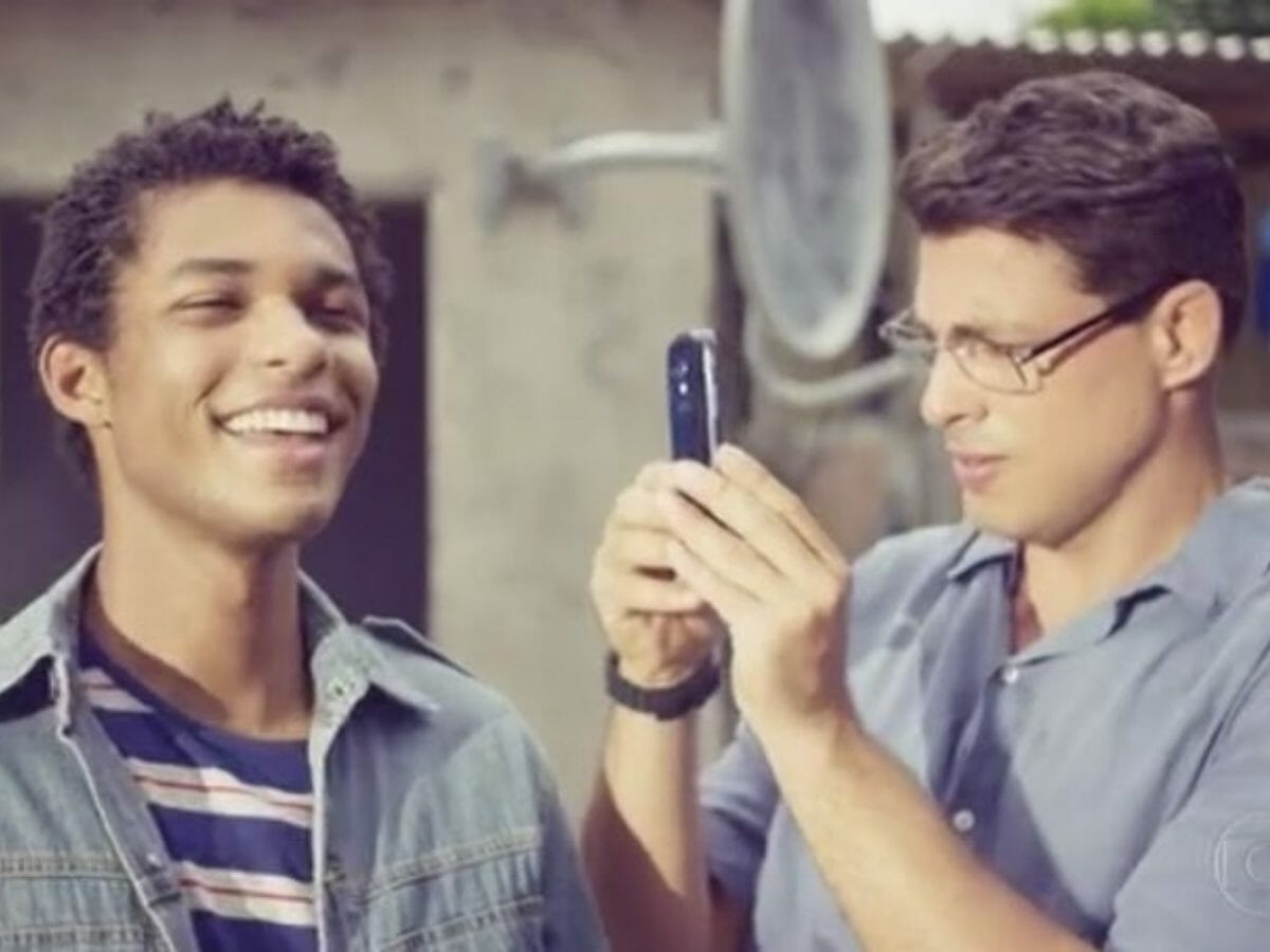 Ravi (Juan Paiva) e Christian (Cauã Reymond) em Um Lugar ao Sol (Reprodução/Globo)