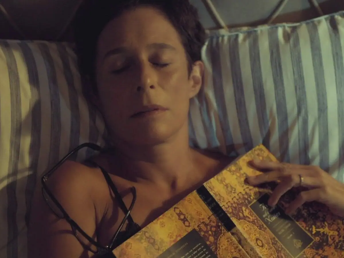 Andréa Beltrão vive Rebeca em Um Lugar ao Sol (Reprodução/Globo)