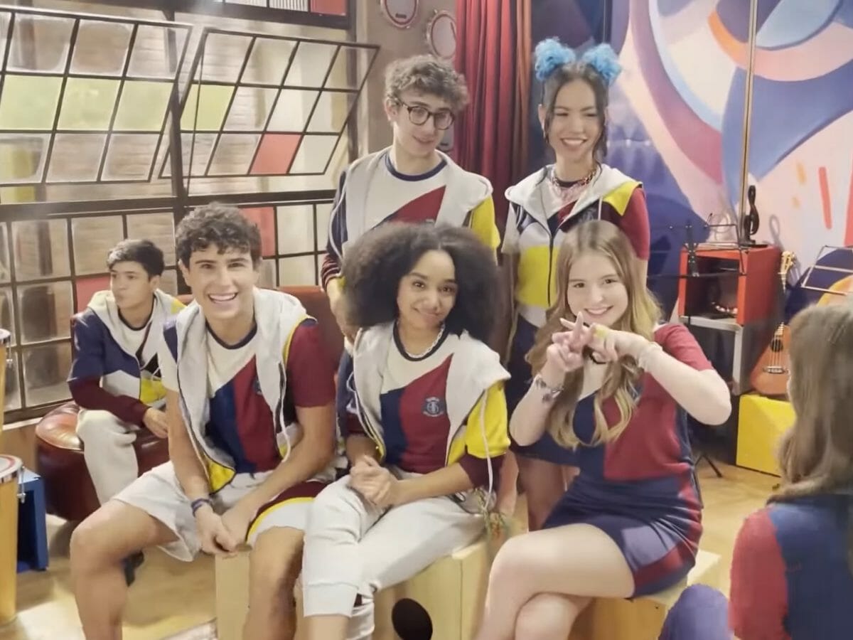 Elenco de Poliana Moça nos bastidores (Reprodução Youtube)