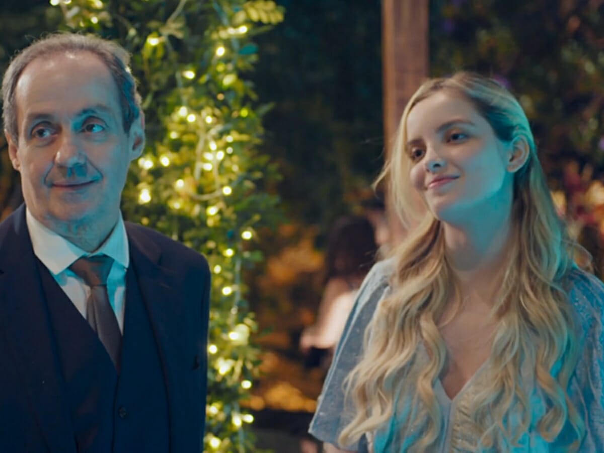 Giovanna Chaves como Carol ao lado do ator Daniel Dantas (Tobias) em Um Lugar ao Sol, da Globo (Reprodução: Globo)
