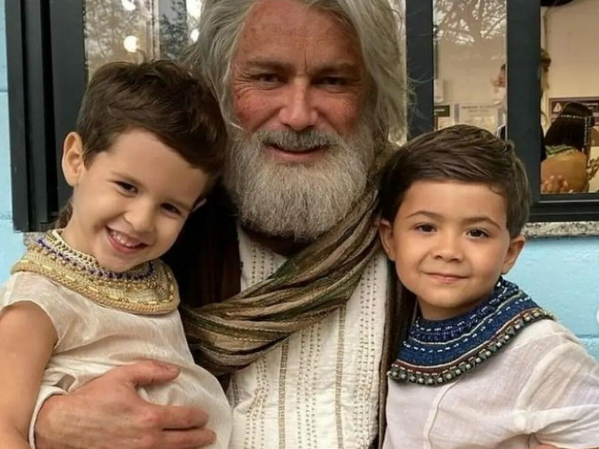 Jacó (Petrônio Gontijo) com Efraim e Manassés em Gênesis (Reprodução)