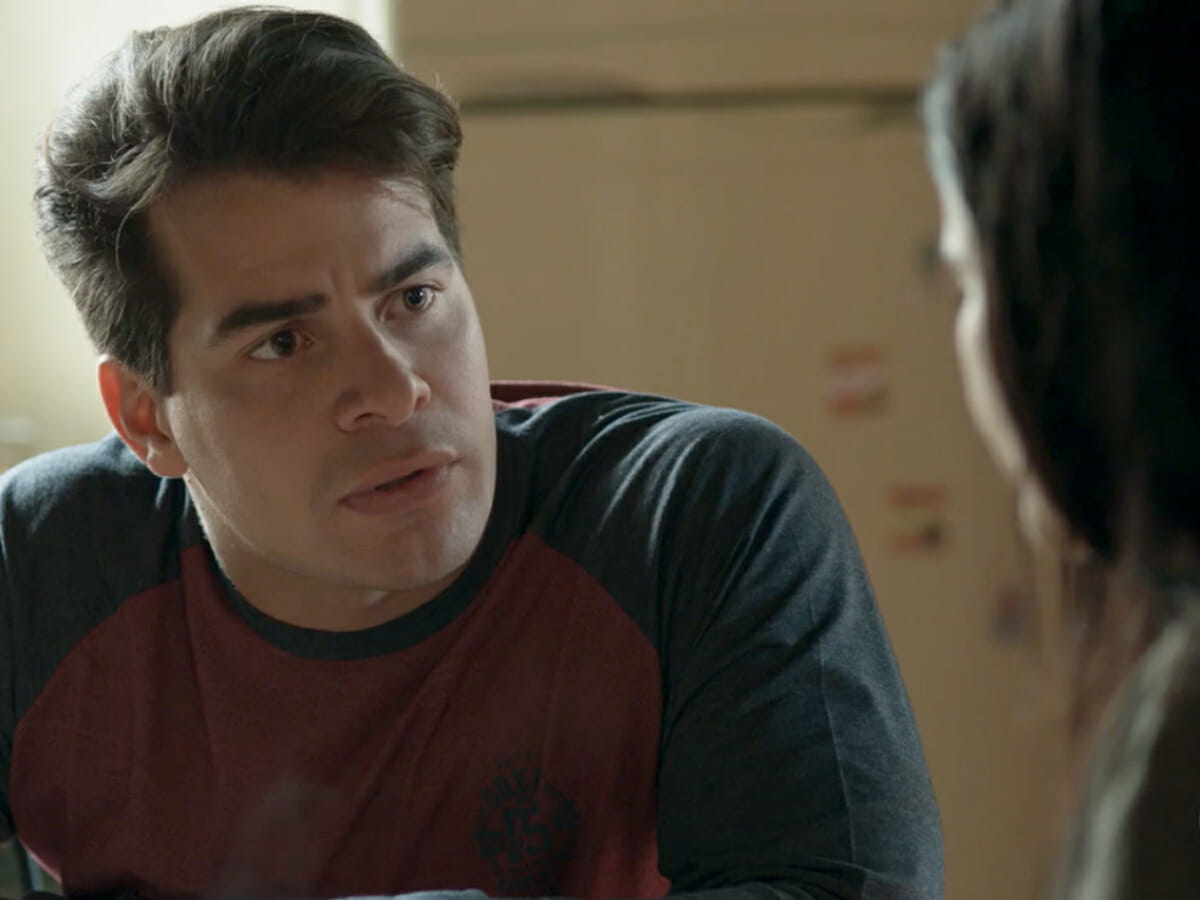 Júlio (Thiago Martins) e Antônia (Vanessa Giácomo) em Pega Pega