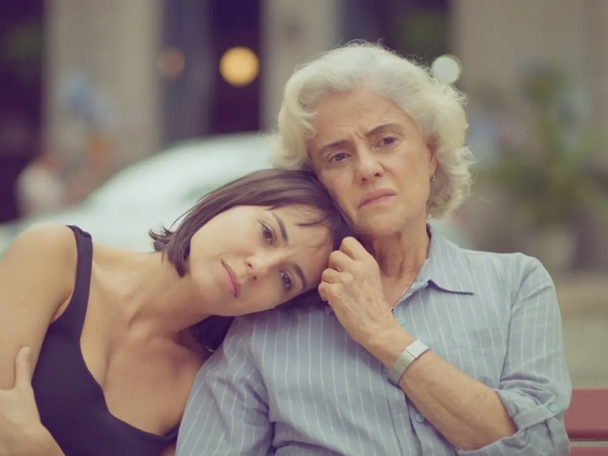 Lara (Andréia Horta) e Noca (Marieta Severo) de Um Lugar ao Sol