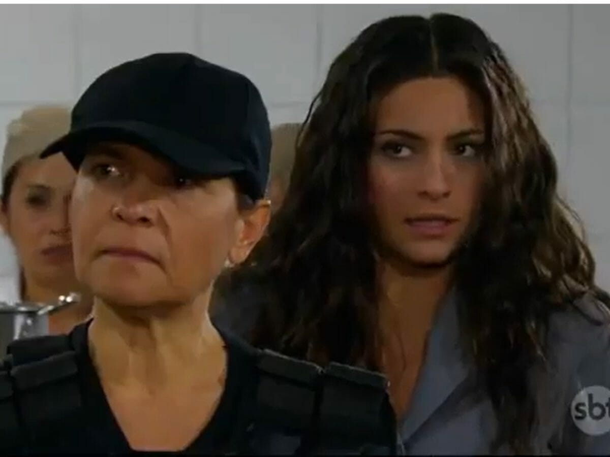 Maricruz (Ana Brenda) é humilhada na cadeia em Coração Indomável (Reprodução)