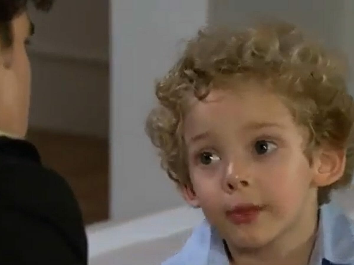 Miguelzinho conversa com Otávio (Daniel Arenas) em Coração Indomável (Reprodução SBT)