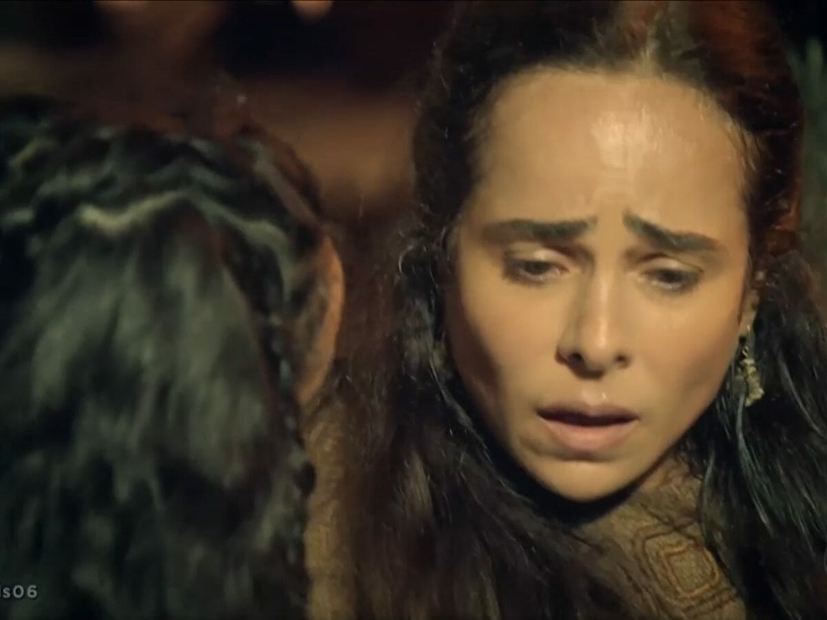 Naamá (Cássia Linhares) se desespera em A Bíblia (Reprodução)