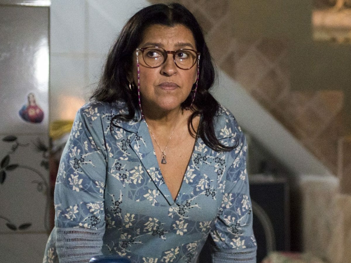 Regina Casé como Lurdes em Amor de Mãe (Reprodução/Globo)