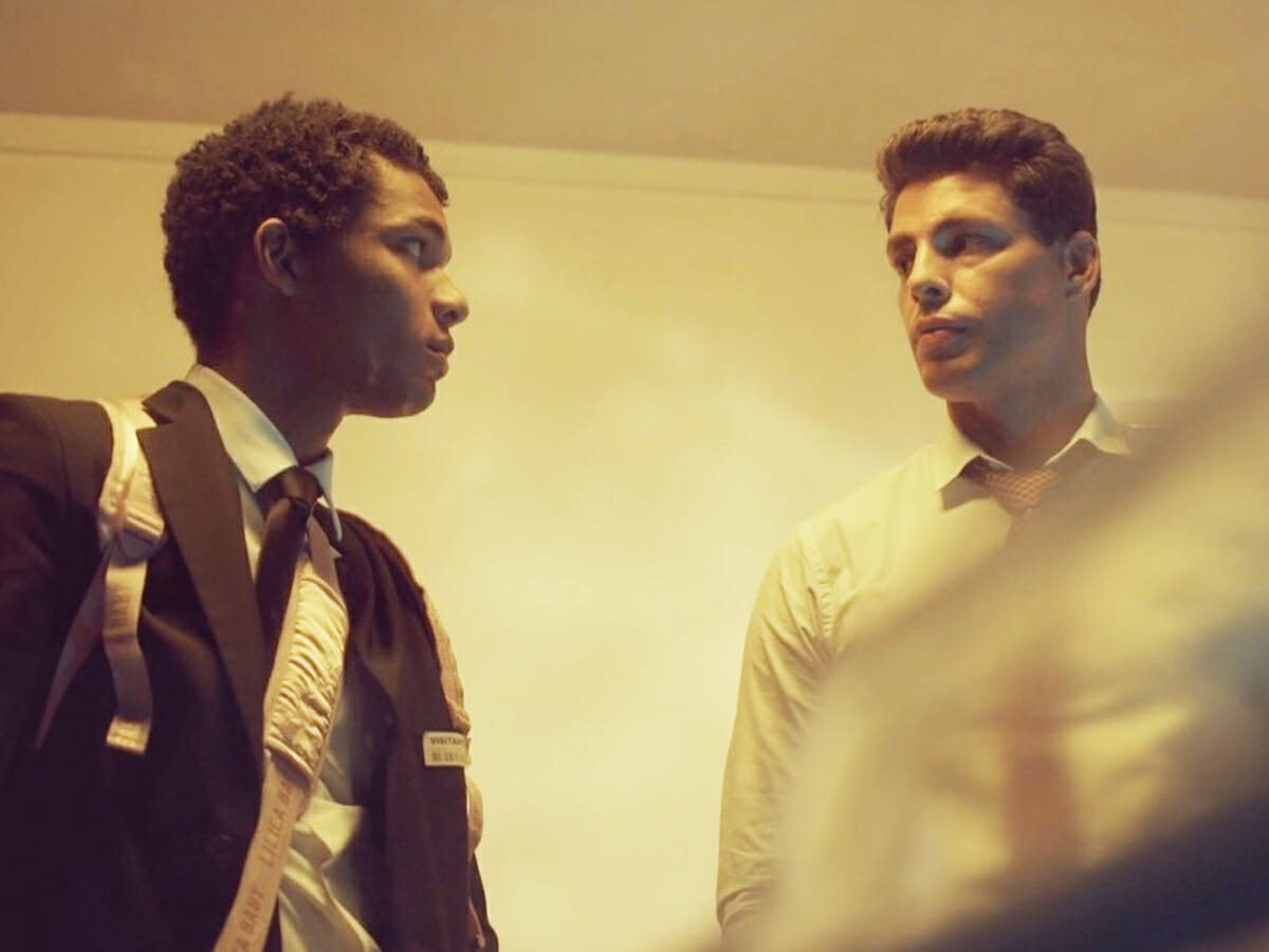 Ravi (Juan Paiva) e Christian (Cauã Reymond) em Um Lugar ao Sol