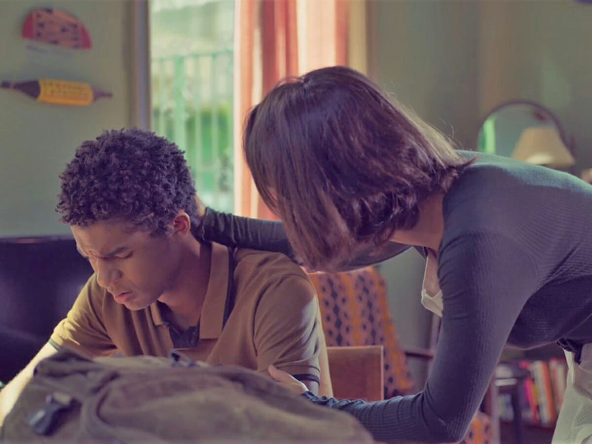 Ravi (Juan Paiva) e Lara (Andréia Horta) em Um Lugar ao Sol