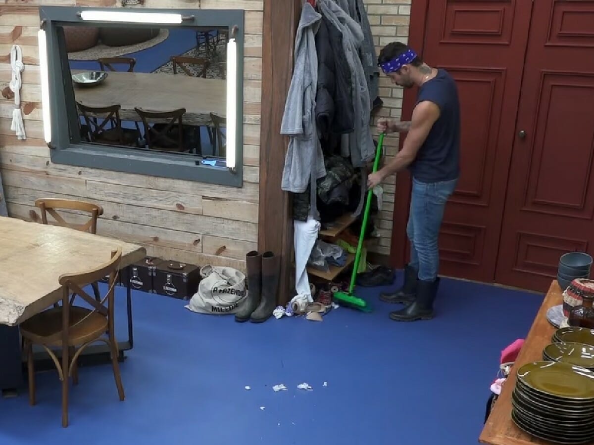 Rico Melquiades varre espumas do seu casaco em A Fazenda 13_1611