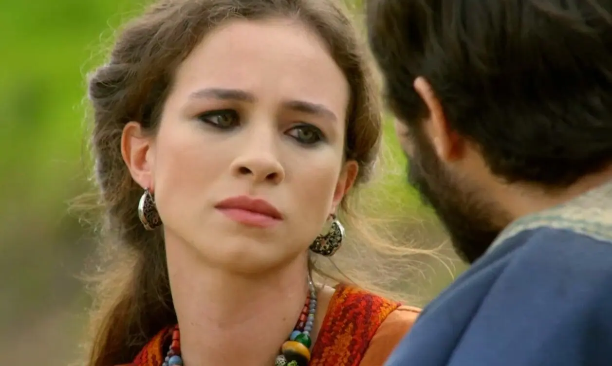 Sarai (Laryssa Ayres) e Abrão (Vítor Novello) em A Bíblia (Reprodução)