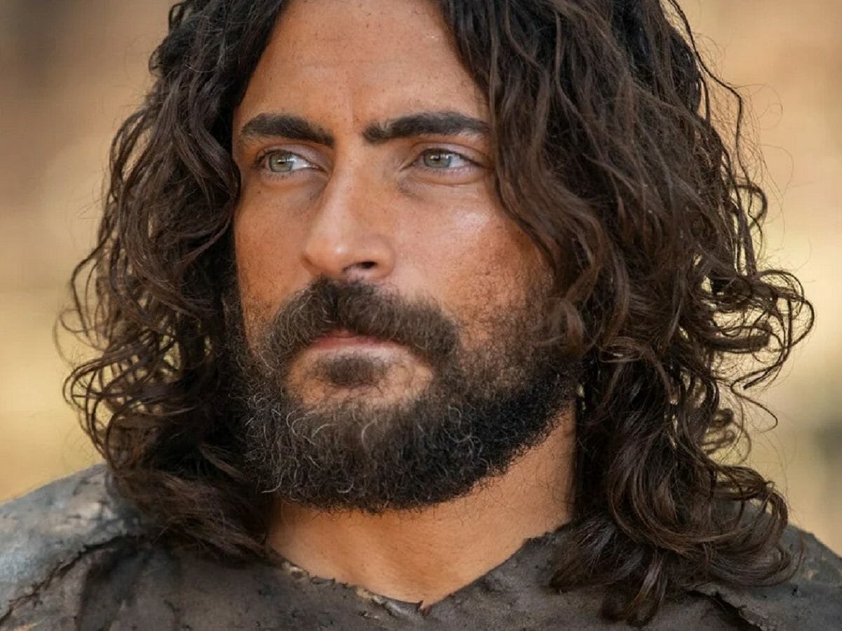 Adão (Carlo Porto) em cena de Gênesis, na Record TV