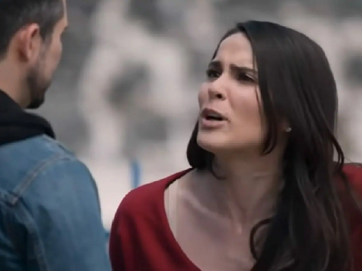 Pedro (José Ron) e Helena (Eva Cedeño) se beijam em Te Dou a Vida