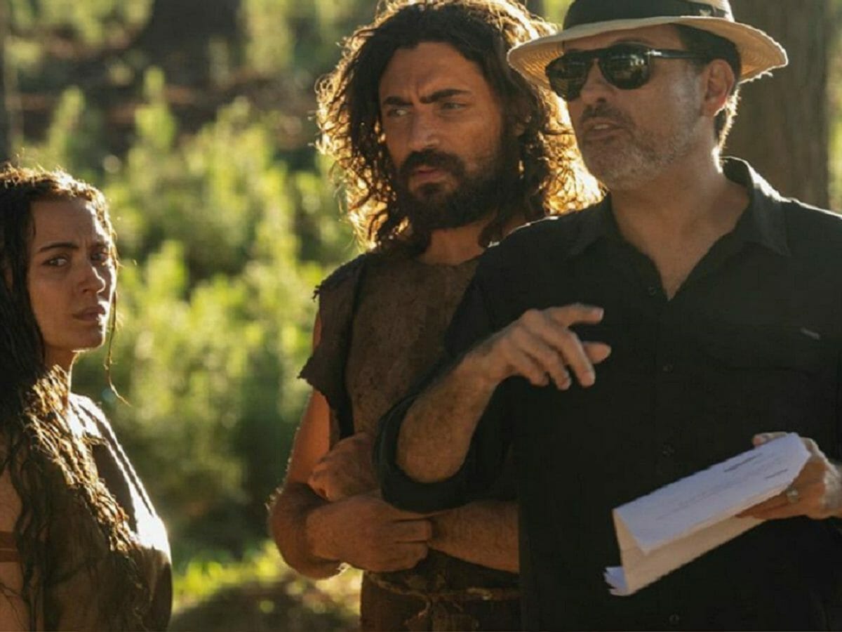 Adão (Carlo Porto) e Eva (Juliana Boller) e o diretor Edgard Miranda gravando Gênesis