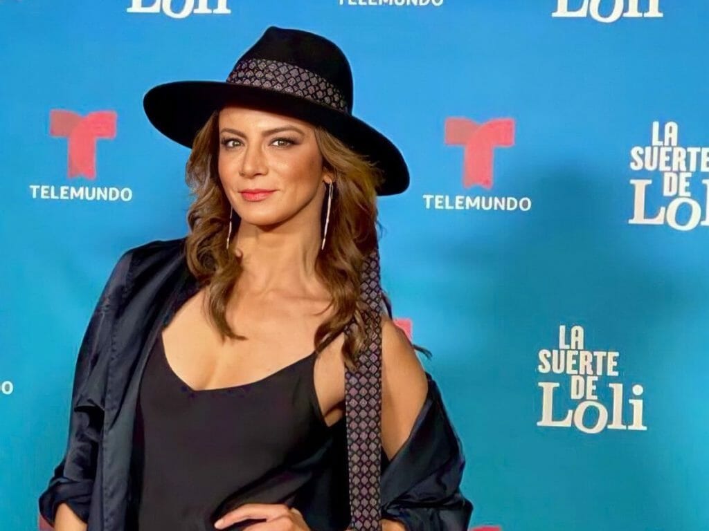 Silvia Navarro na coletiva de imprensa de La Suerte de Loli, na Telemundo (Reprodução: Telemundo)