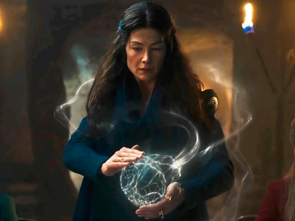 A atriz Rosamund Pike na 1ª temporada de A Roda do Tempo