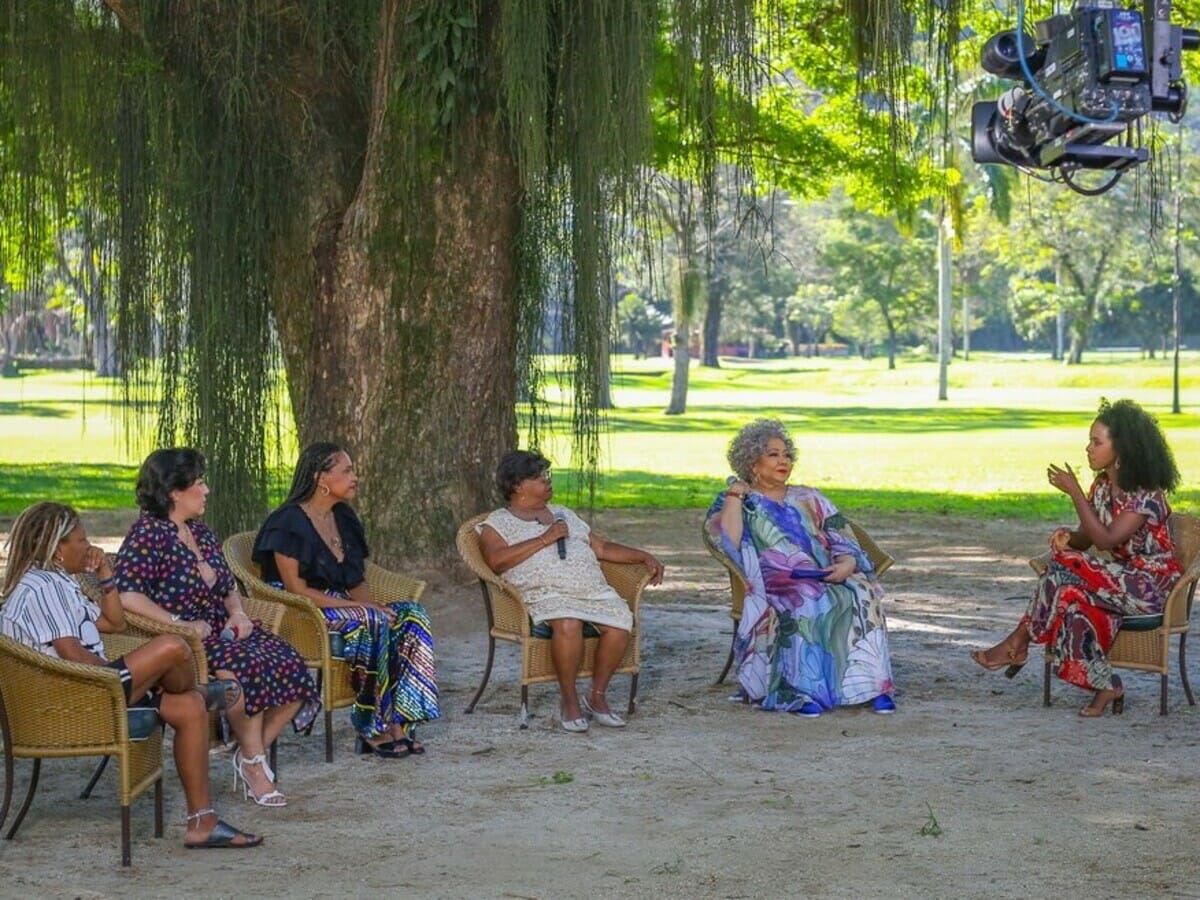 Maju Coutinho em roda de samba no Fantástico