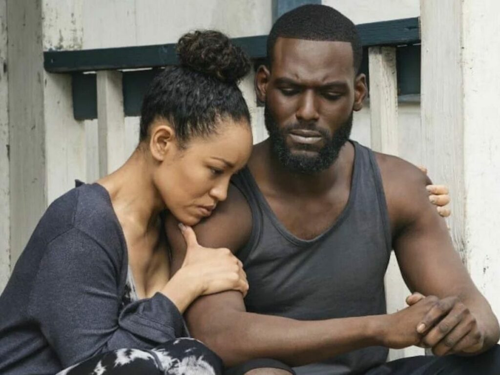 Dawn-Lyen Gardner abraçada com Kofi Siriboe em Queen Sugar