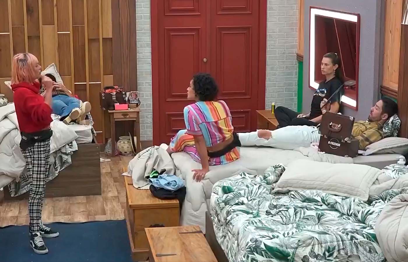 Valentina Francavilla, Solange Gomes, Aline Mineiro, Dayane Mello e Rico Melquiades em A Fazenda 13