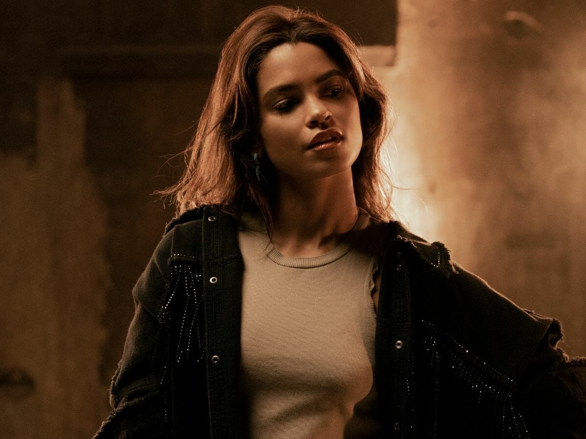 A atriz Lucy Alves em foto promocional de Só Se For Por Amor