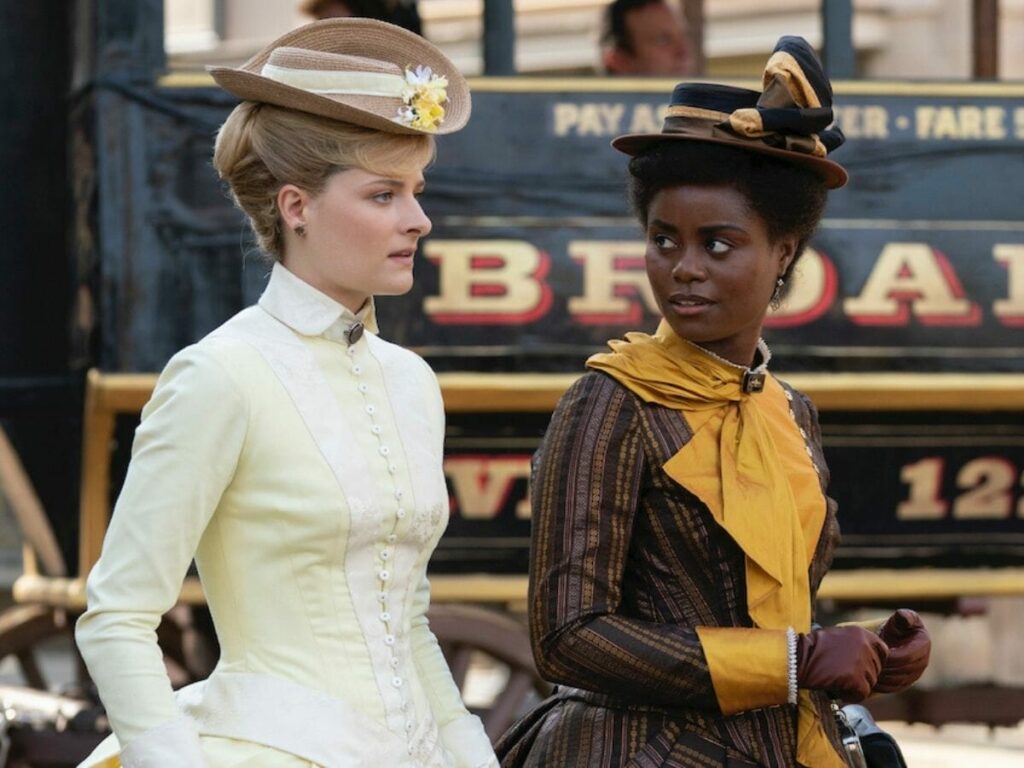 Louisa Jacobson (à esq.) com Denée Benton na série The Gilded Age