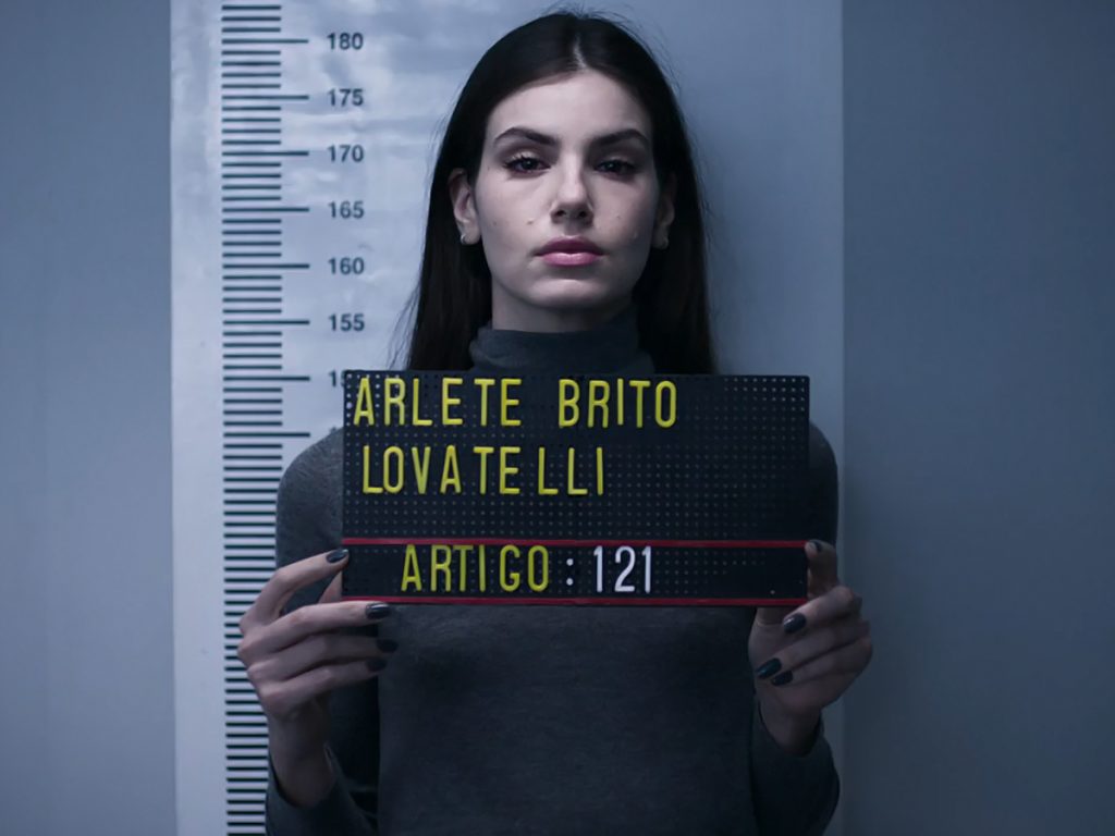 Angel (Camila Queiroz) é presa em Verdades Secretas 2