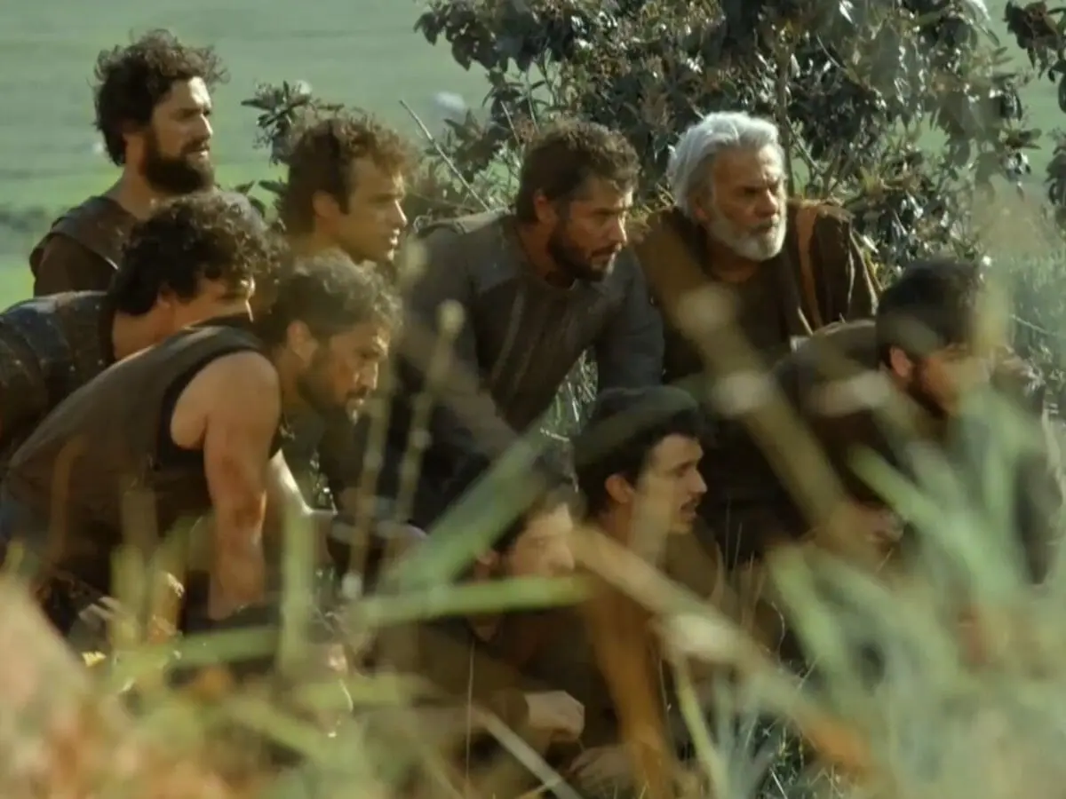 Abrão (Zé Carlos Machado) e seus aliados em A Bíblia (Reprodução/Record TV)
