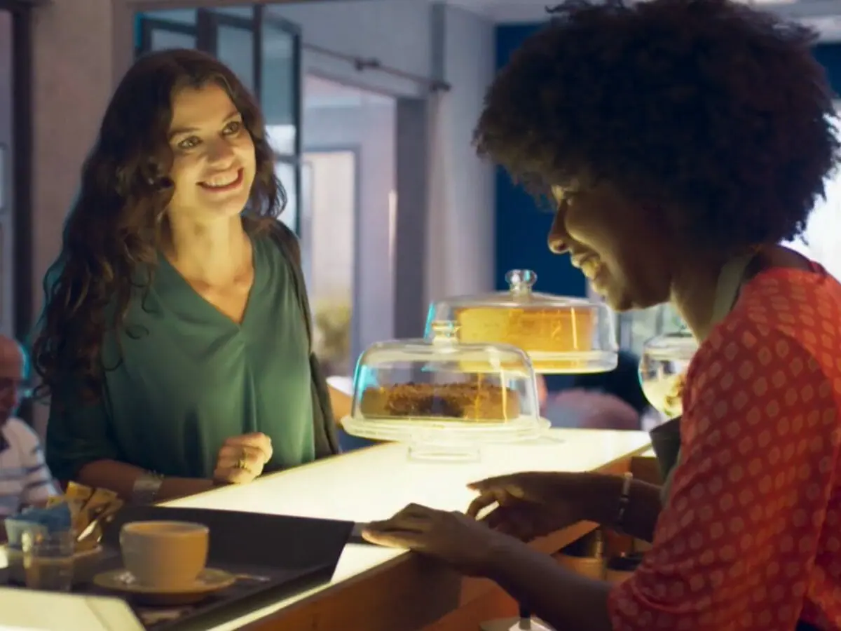 Bárbara (Alinne Moraes) e Janine (Indira Nascimento) em Um Lugar ao Sol (Reprodução/Globo)