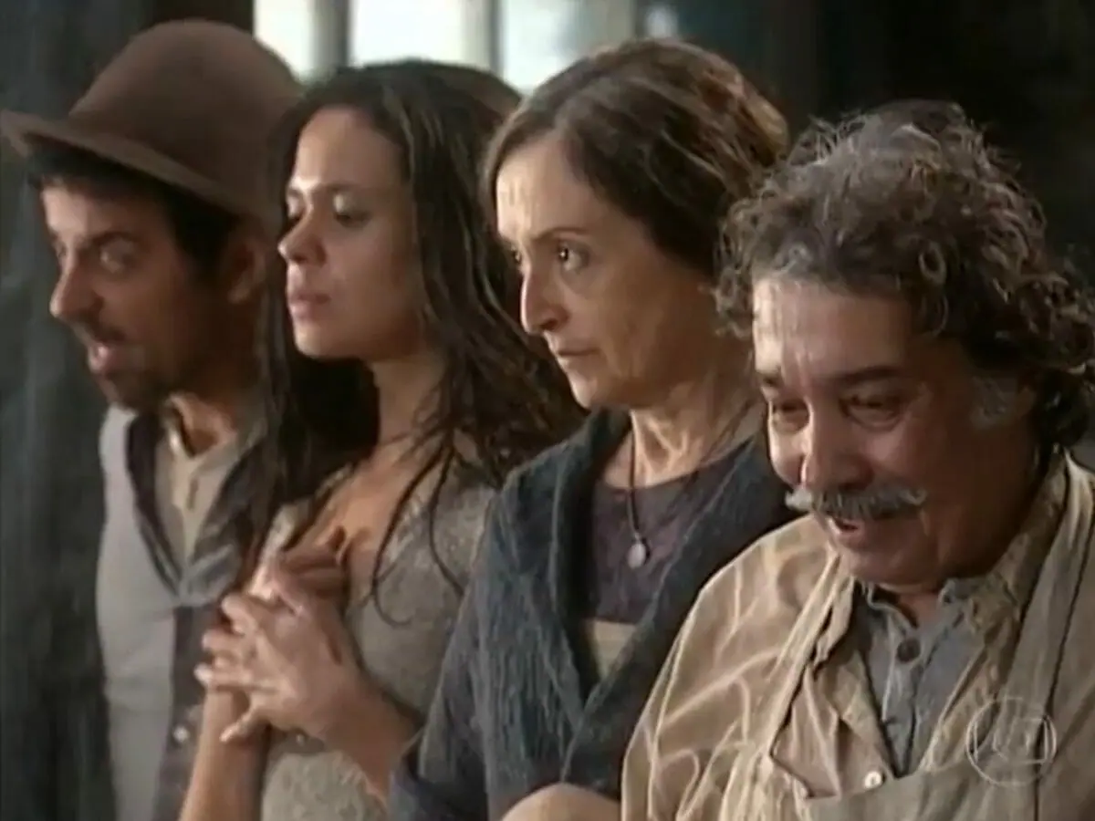 Empregados de Petruchio em O Cravo e a Rosa (Reprodução/Globo)