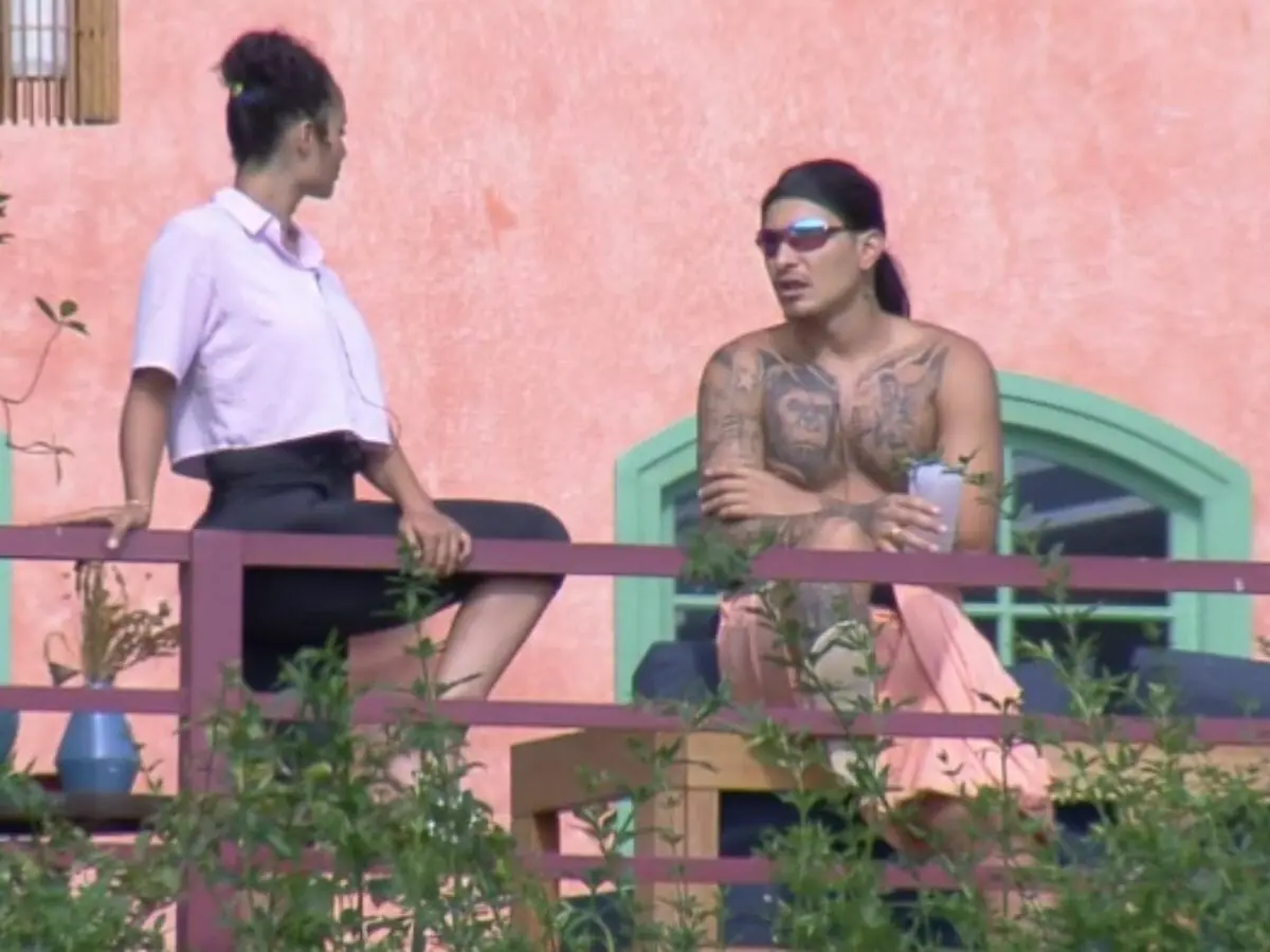 Aline Mineiro e MC Gui na área externa de A Fazenda 13