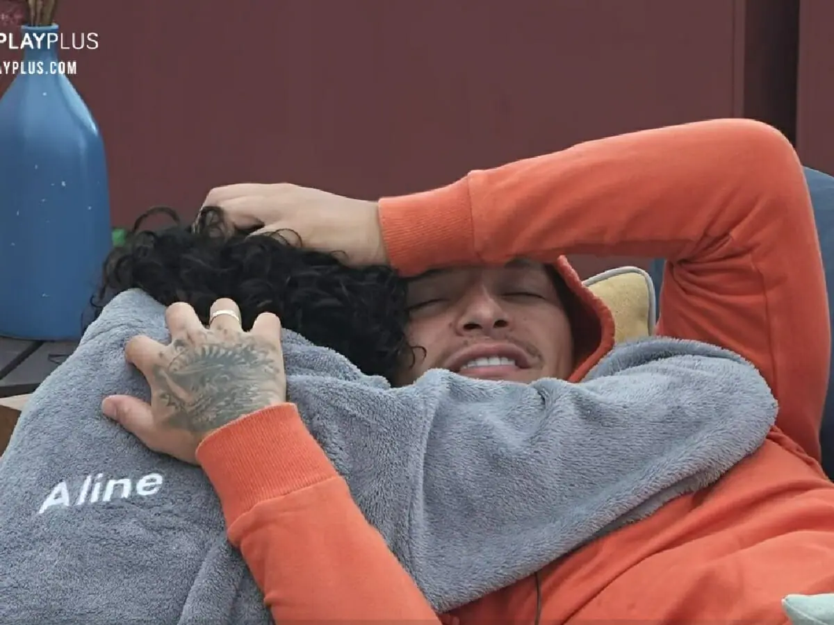 Aline Mineiro e MC Gui em A Fazenda 13 (Reprodução/PlayPlus)