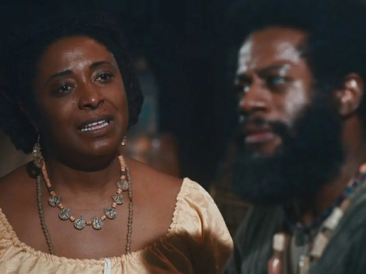 Cândida (Dani Ornellas) e Olu (Rogério Brito) em Nos Tempos do Imperador