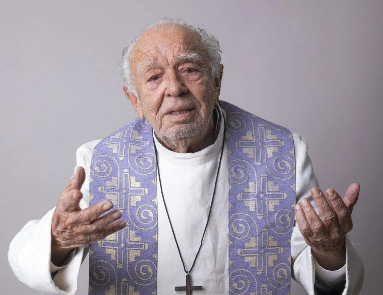 Emiliano Queiroz caracterizado como Padre Romeu de Além da Ilusão (TV Globo/Divulgação)