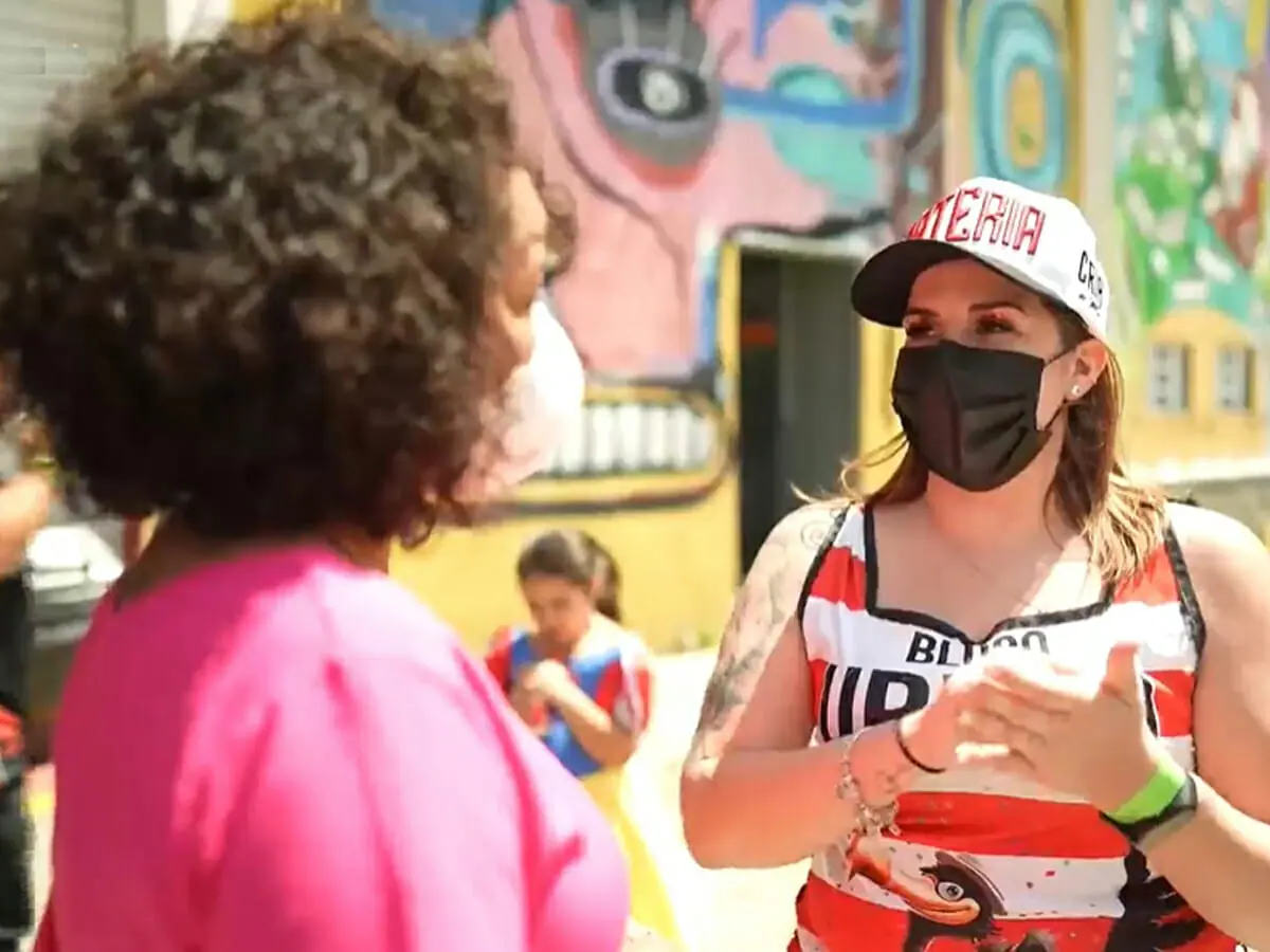 Denise com integrante do Bloco Urubó
