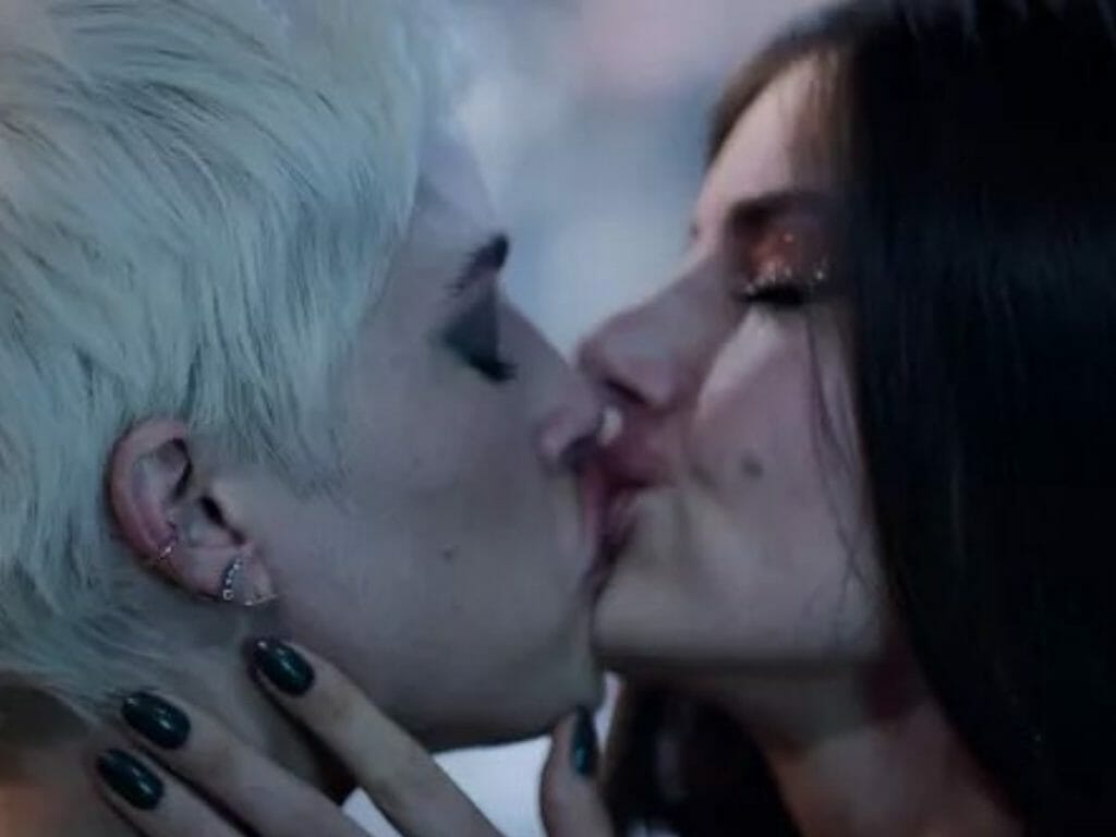Giovanna (Agatha Moreira) e Angel (Camila Queiroz) em Verdades Secretas 2 (Reprodução/Globo)