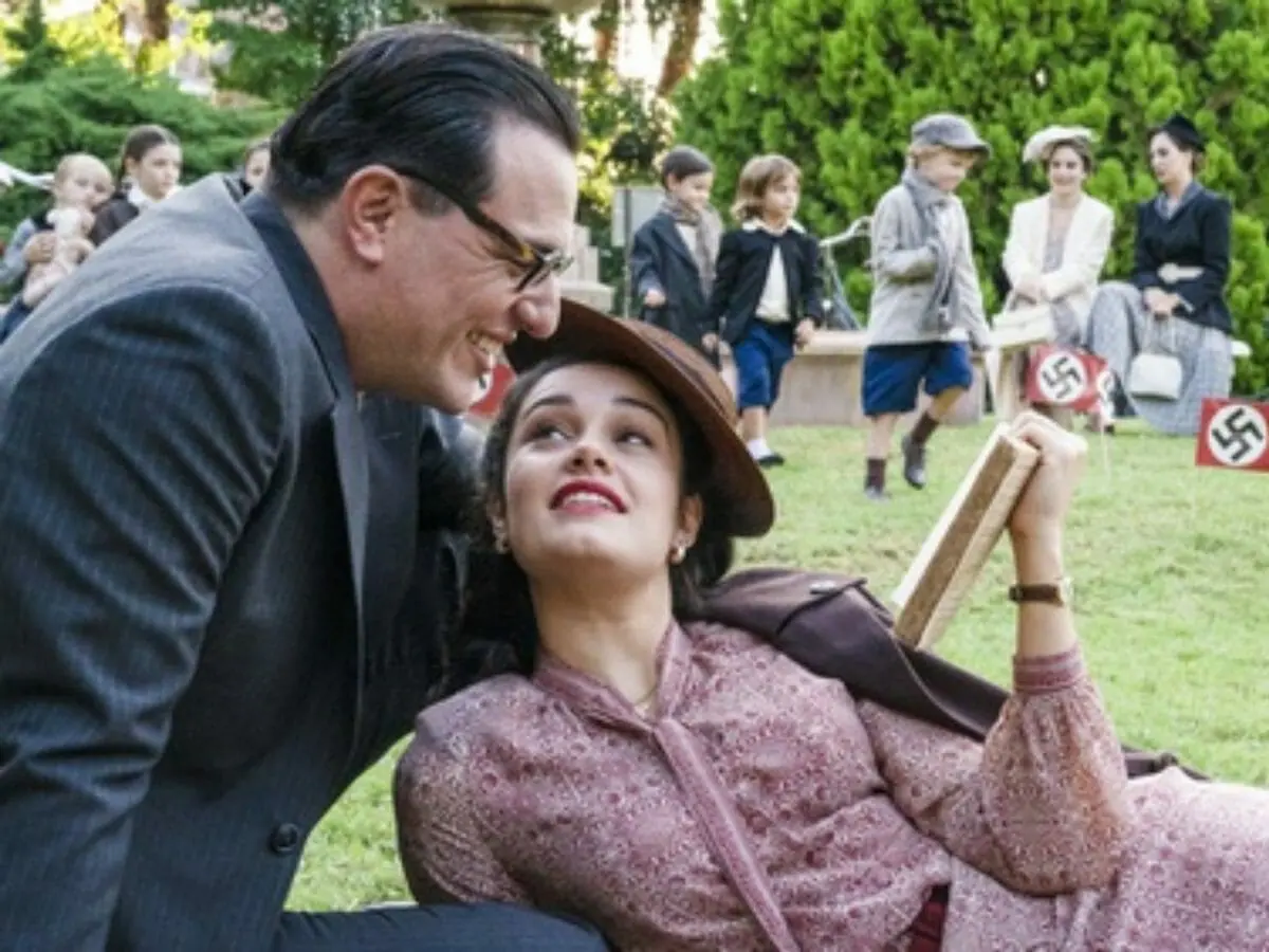 João (Rodrigo Lombardi) e Aracy (Sophie Charlotte) em Passaporte para Liberdade (Reprodução/Globo)