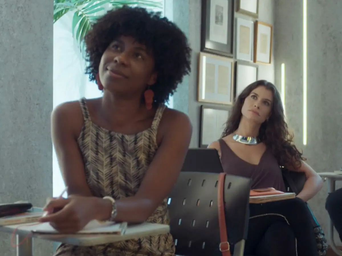 Janine (Indira Nascimento) e Bárbara (Alinne Moraes) em Um Lugar ao Sol (Reprodução/Globo)