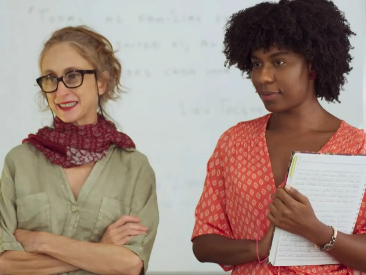 Antônia (Betty Gofmann) e Janine (Indira Nascimento) em Um Lugar ao Sol (Reprodução/Globo)