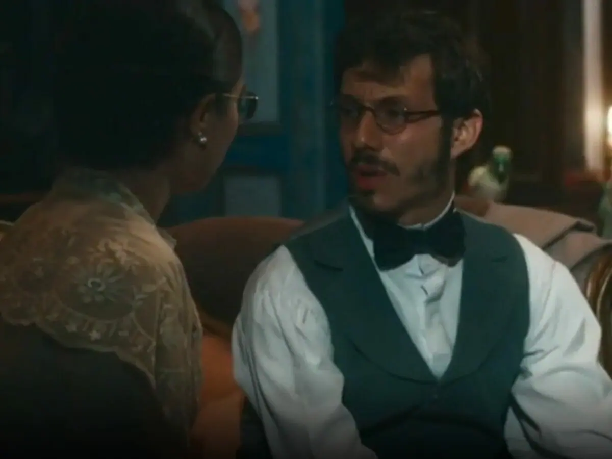 Dolores (Daphne Bozaski) e Nélio (João Pedro Zappa) em Nos Tempos do Imperador (Reprodução)