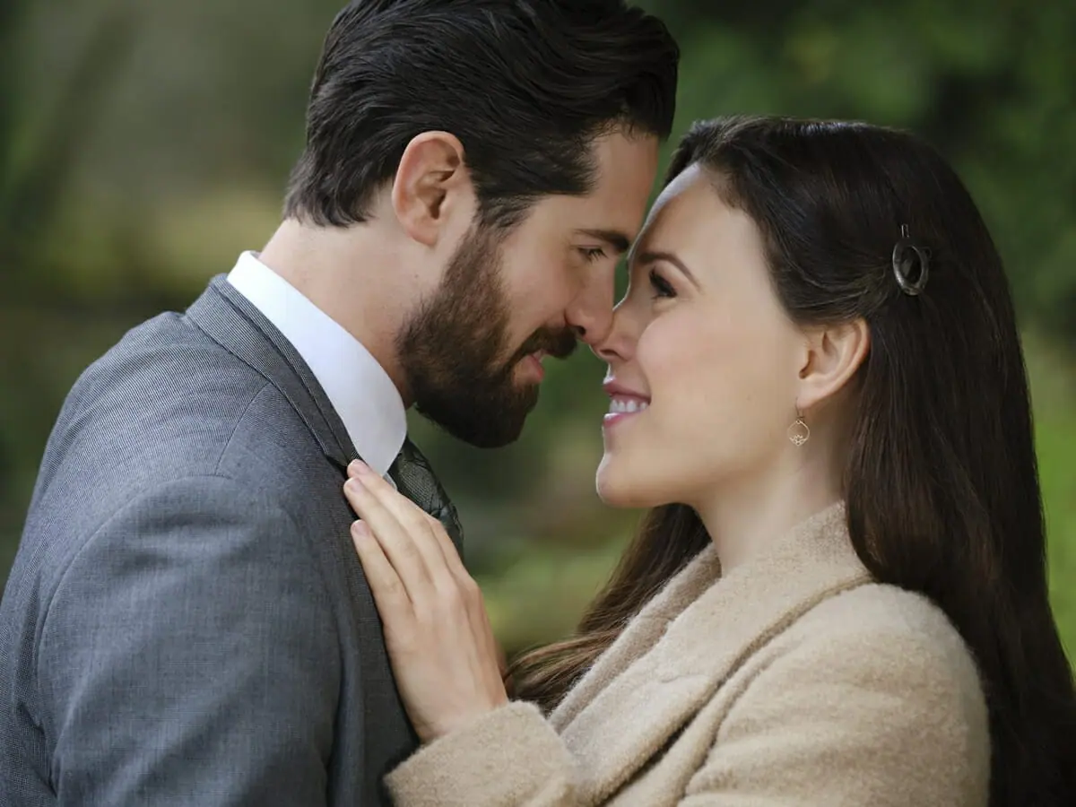 Elizabeth (Erin Krakow) e Lucas (Chris McNally) trocam um beijo no último episódio de Quando Chama o Coração, 8ª temporada (Reprodução: Hallmark Channel)