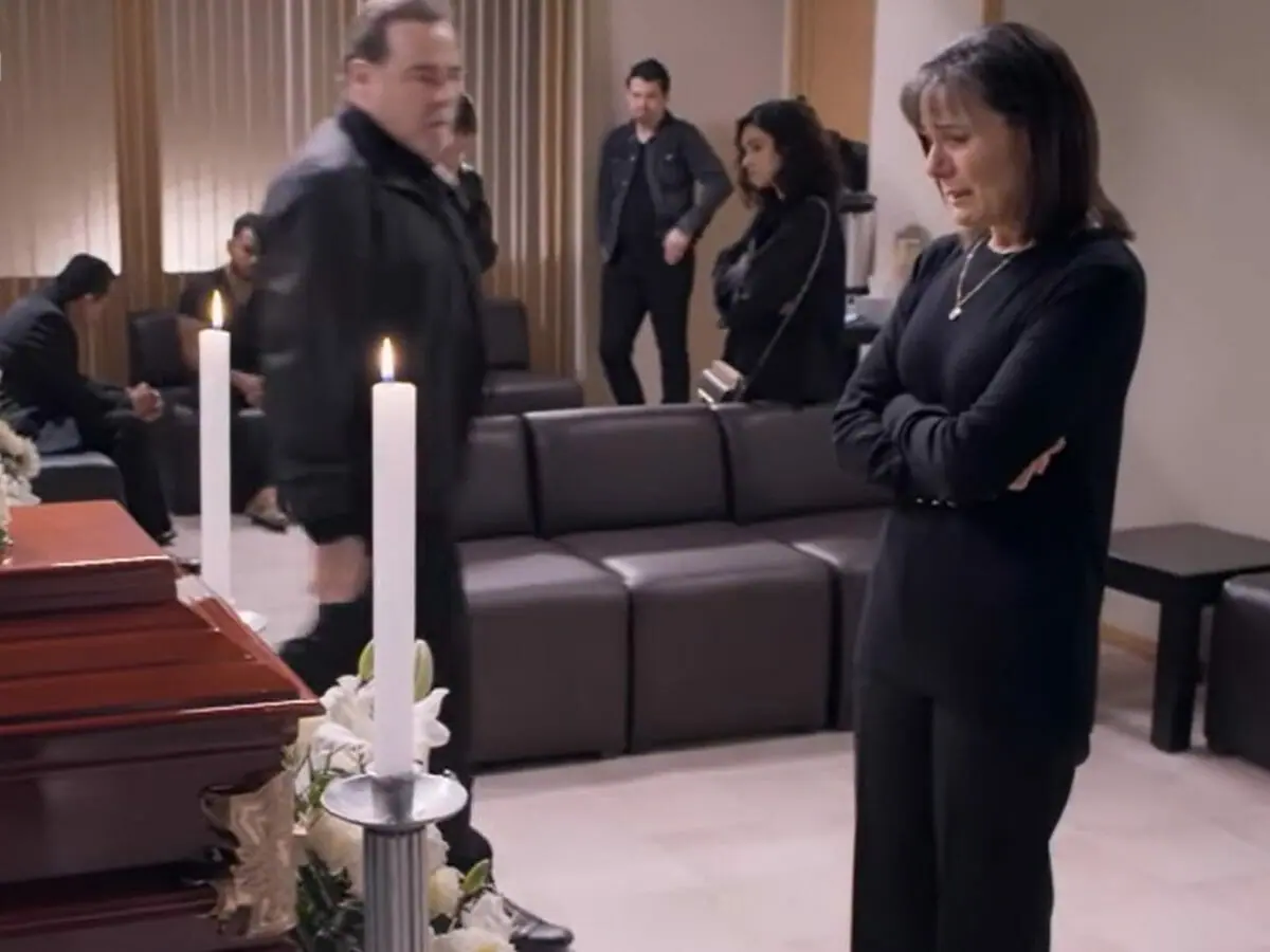 Ester (Nuria Bages) e Nelson (César Évora) em Te Dou a Vida (Reprodução)