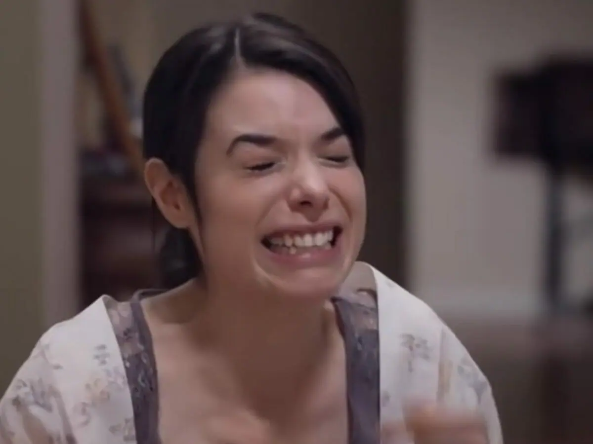 Gina (Dany Perea) se desespera com morte de Domingos em Te Dou a Vida (Reprodução)