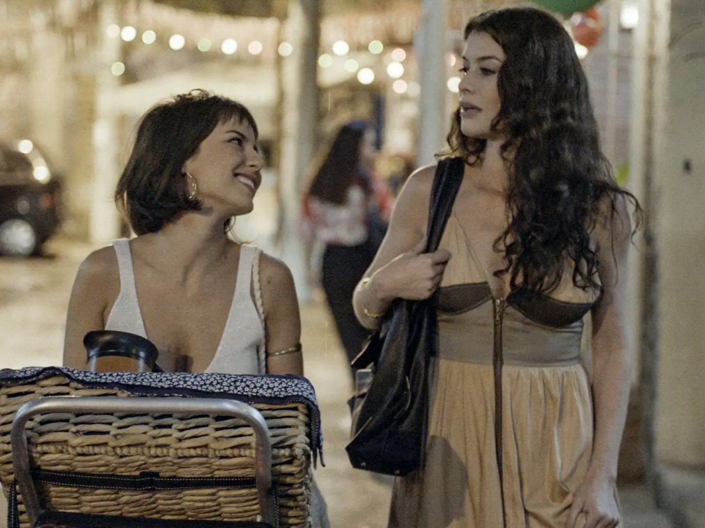 Lara (Andréia Horta) e Bárbara (Alinne Moraes) em Um Lugar ao Sol