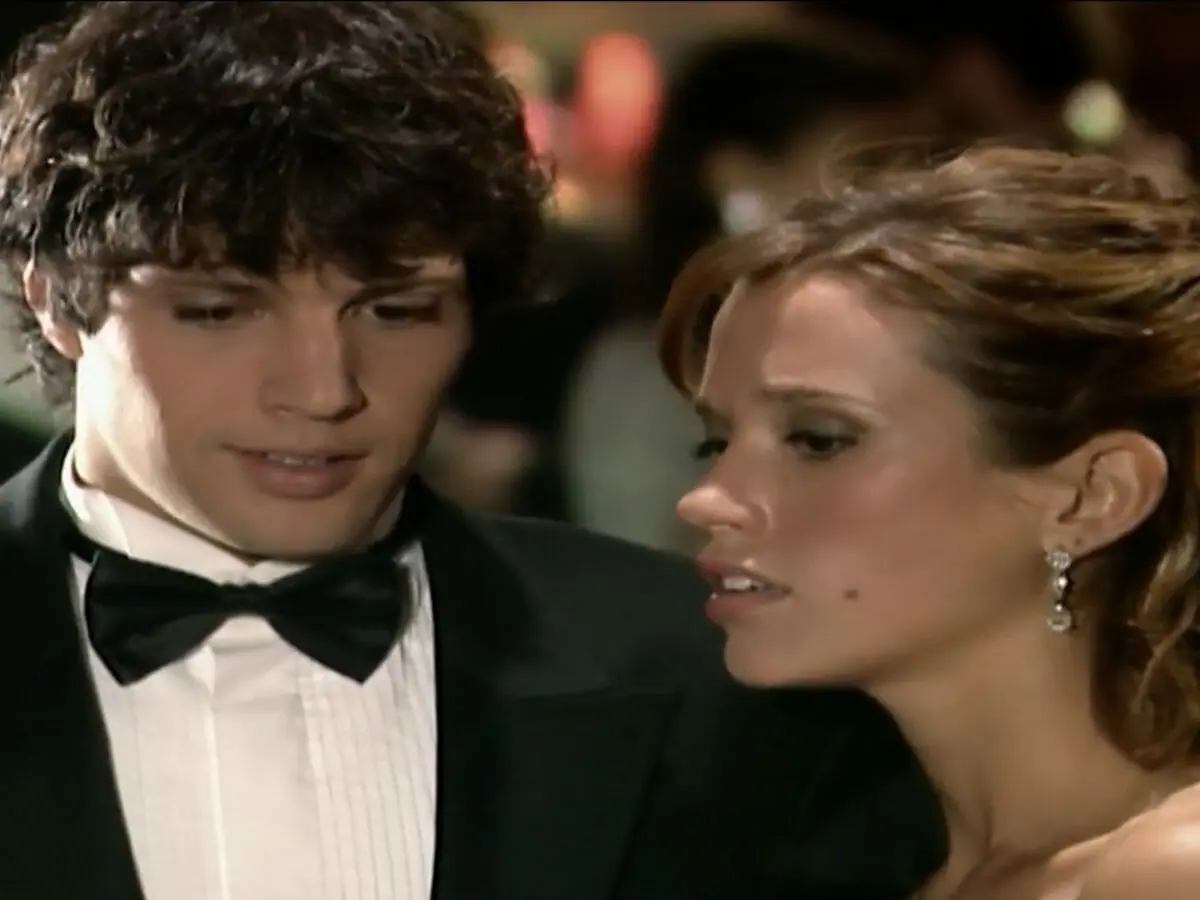 Mateus (Gustavo Leão) e Fernanda (Juliana Didone) em Paraíso Tropical (Reprodução)
