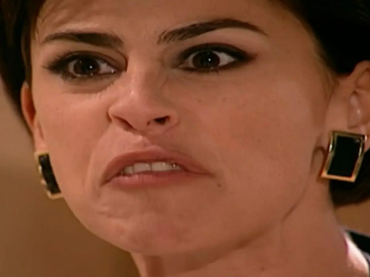 Maysa (Daniela Escobar) após apanhar de Lucas (Murilo Benício) em O Clone (Reprodução)