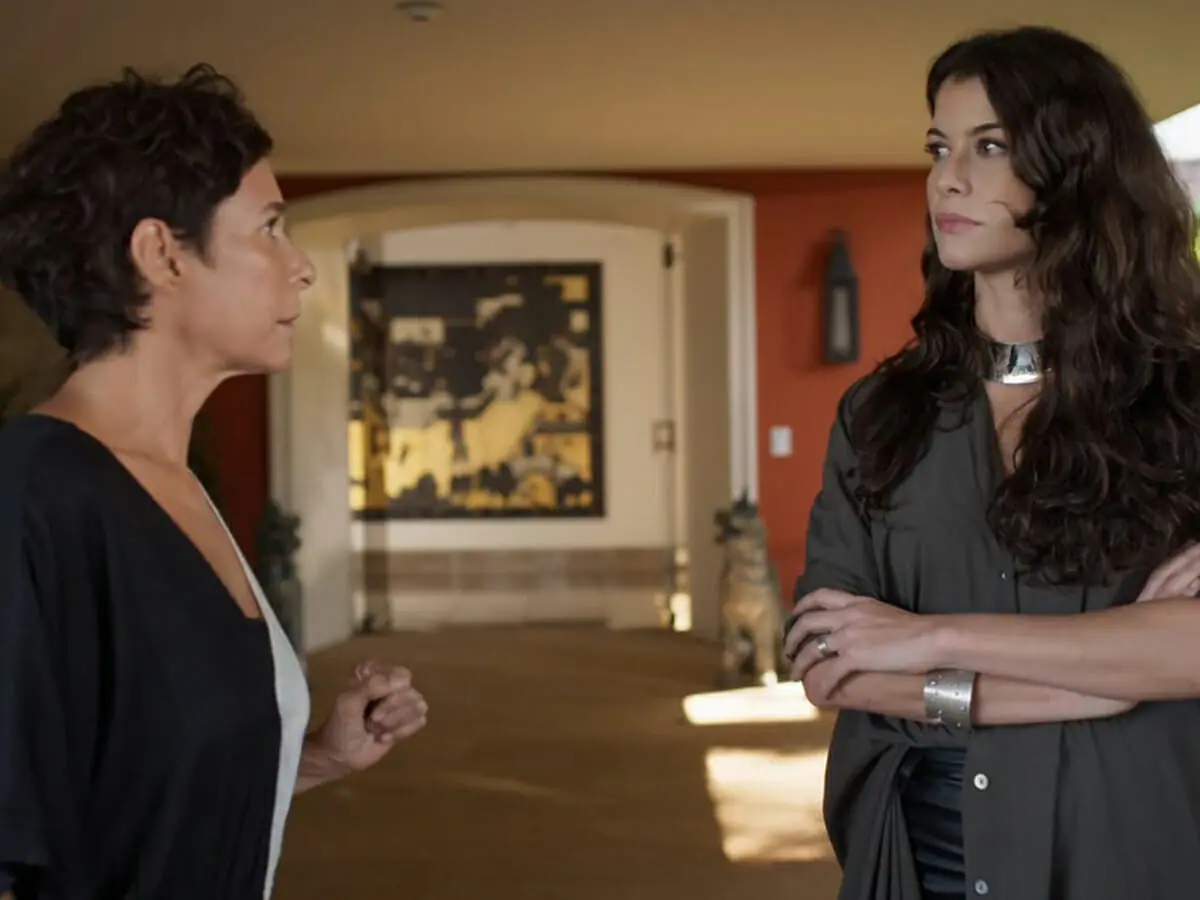 Rebeca (Andrea Beltrão) e Bárbara (Alinne Moraes) em Um Lugar ao Sol