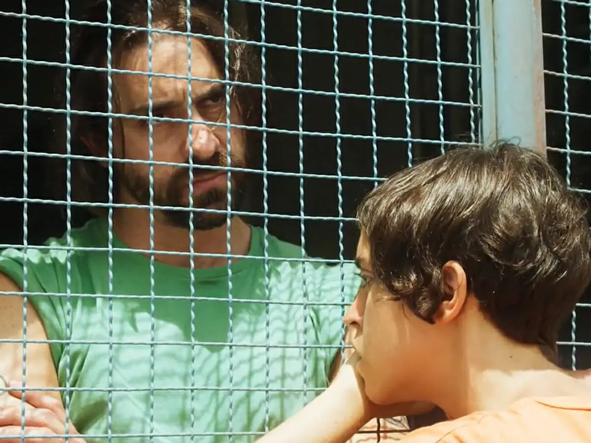 Roni (Felipe Abib) e Cora (Valentina Bandeira) em Quanto Mais Vida, Melhor!