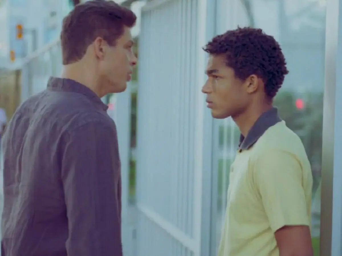 Ravi (Juan Paiva) e Christian (Cauã Reymond) em Um Lugar ao Sol